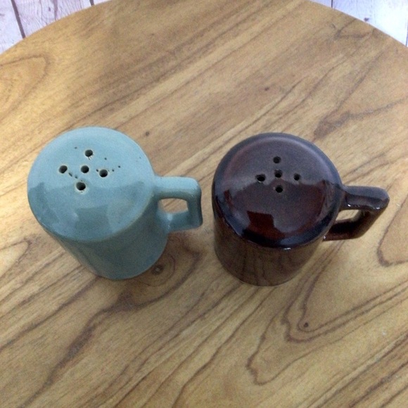 Vintage Red Wing Provincial Oomph Handled Salt and Pepper Shaker Pair - Picture 5 of 6